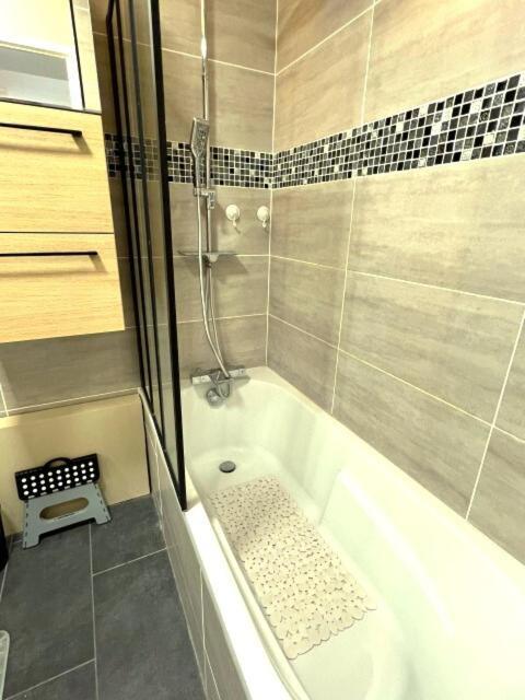 Appartement Familial Pour 6 Adultes Et 5 Enfants A 10 Min De Disney 贝利罗曼维利而 外观 照片